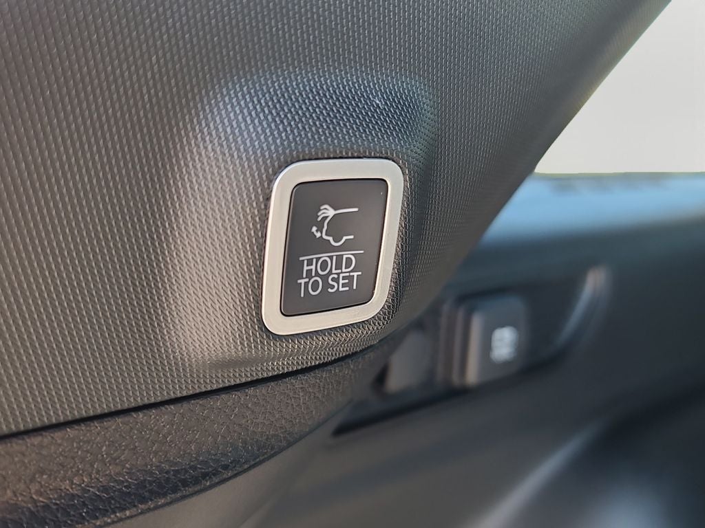 2025 Jeep Grand Cherokee Limited Dual-Pane Panoramic Sunroof